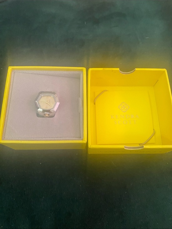 Kendra Scott Jewelry - Kendra Scott watch ring 💍 gold plated very sheik